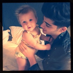  Direction Baby on Los Chicos De One Direction Se Ponen Paternales Con Baby Lux