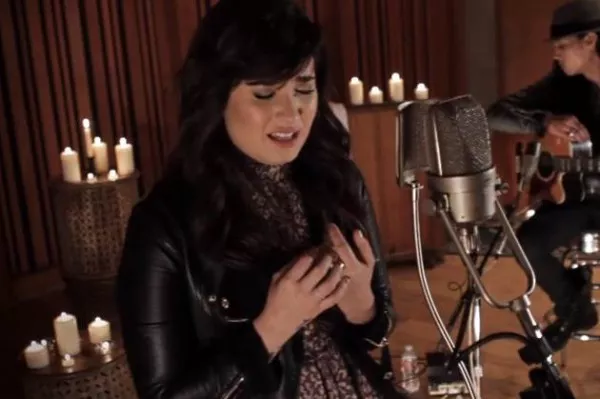 Demi Lovato canta Angels Among Us a las víctimas de Newtown