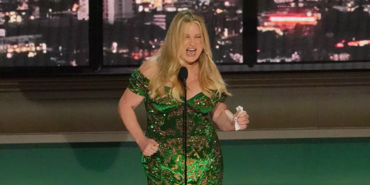 Jennifer Coolidge bailando mientras los Emmys intentaban sacarla del escenario es el momento más digno de meme de la noche