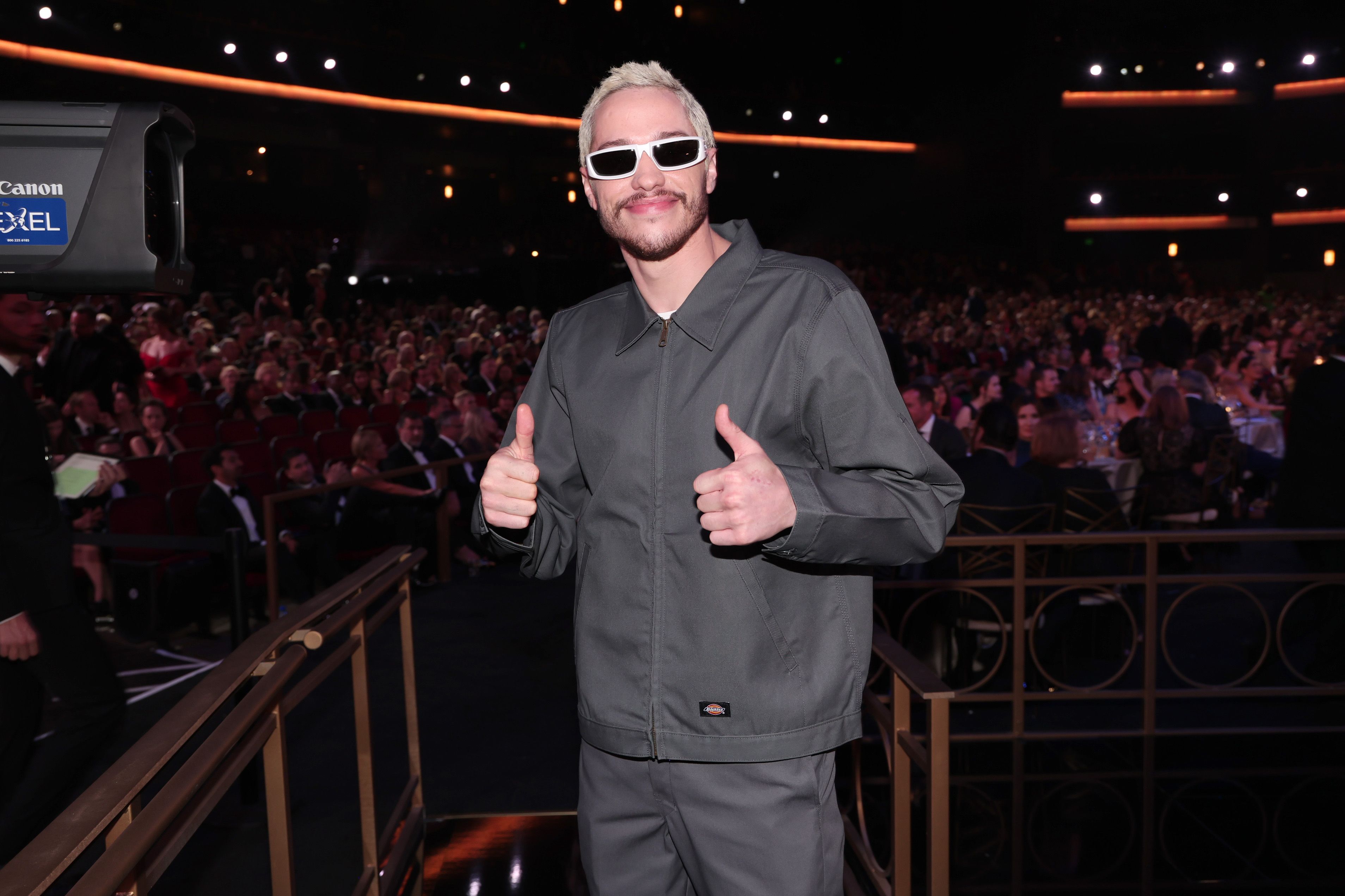 Pete Davidson llevó a los Emmys el look *exacto* de la Gala del Met de Kanye West