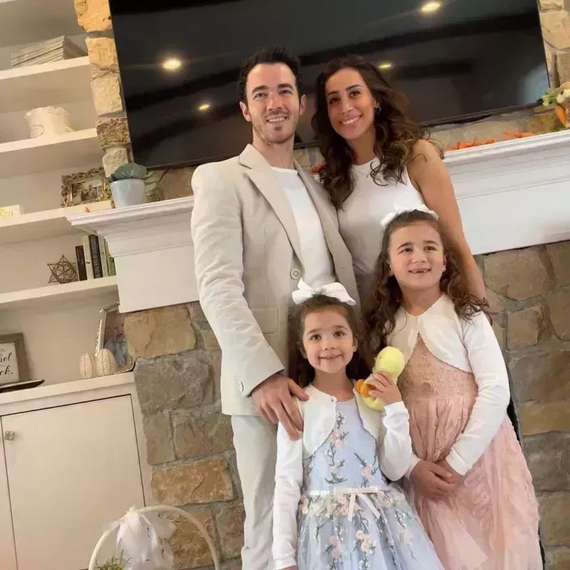 Fotos familiares de Kevin y Danielle Jonas con sus hijas Valentina y Alena