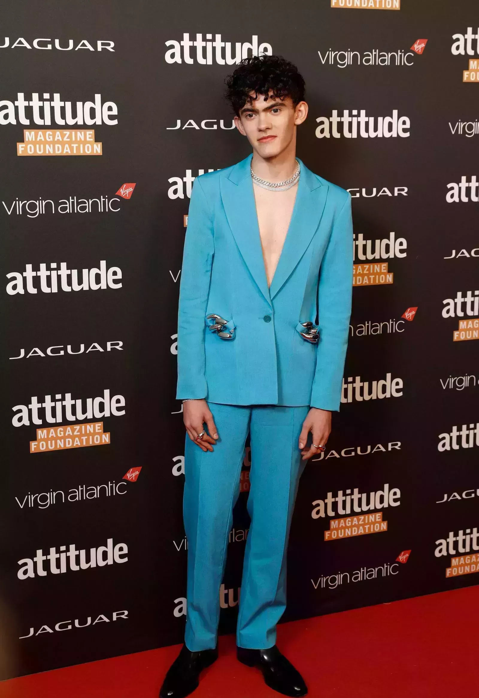 La estrella de "Heartstopper" Joe Locke se deshizo de la camisa en la alfombra roja