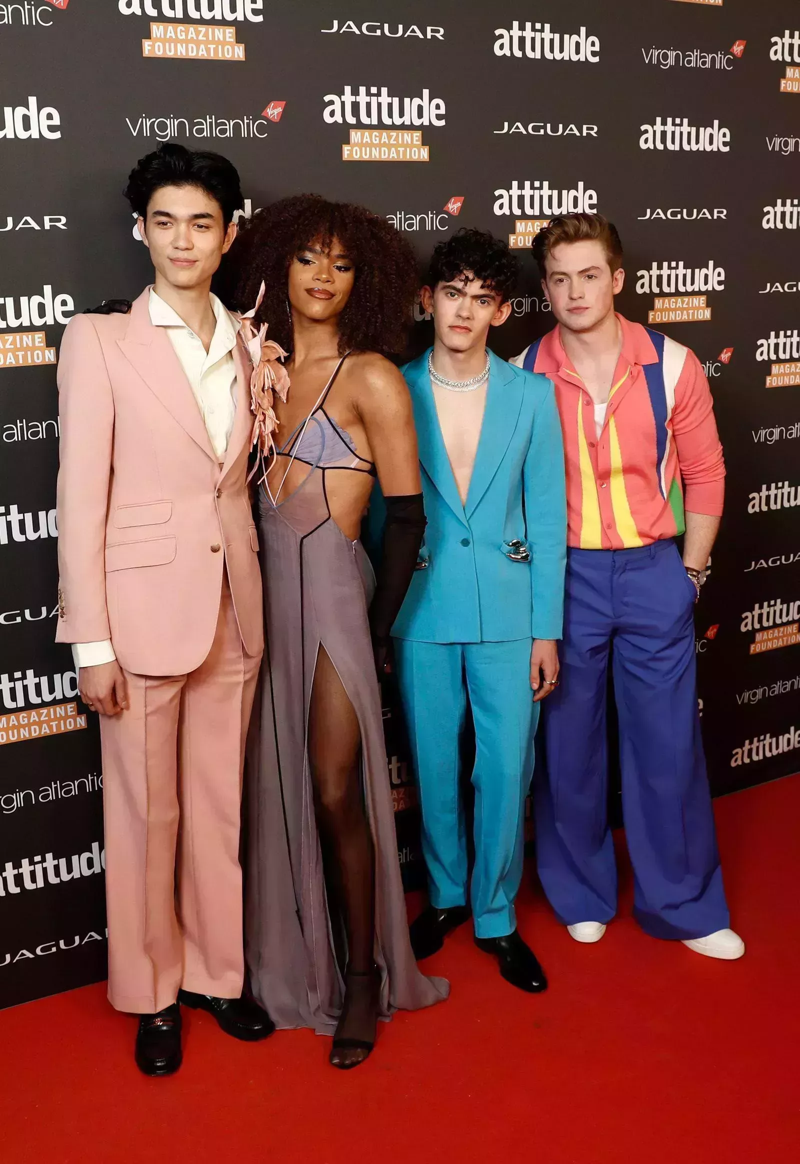 La estrella de "Heartstopper" Joe Locke se deshizo de la camisa en la alfombra roja