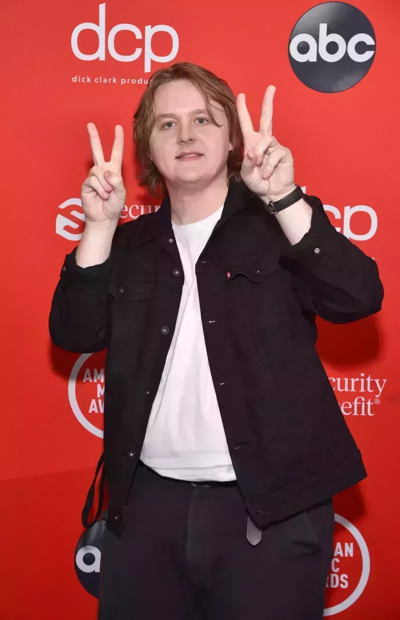 La hilarante amistad de Niall Horan y Lewis Capaldi: Una línea de tiempo completa