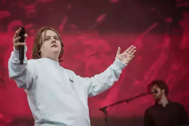 La hilarante amistad de Niall Horan y Lewis Capaldi: Una línea de tiempo completa