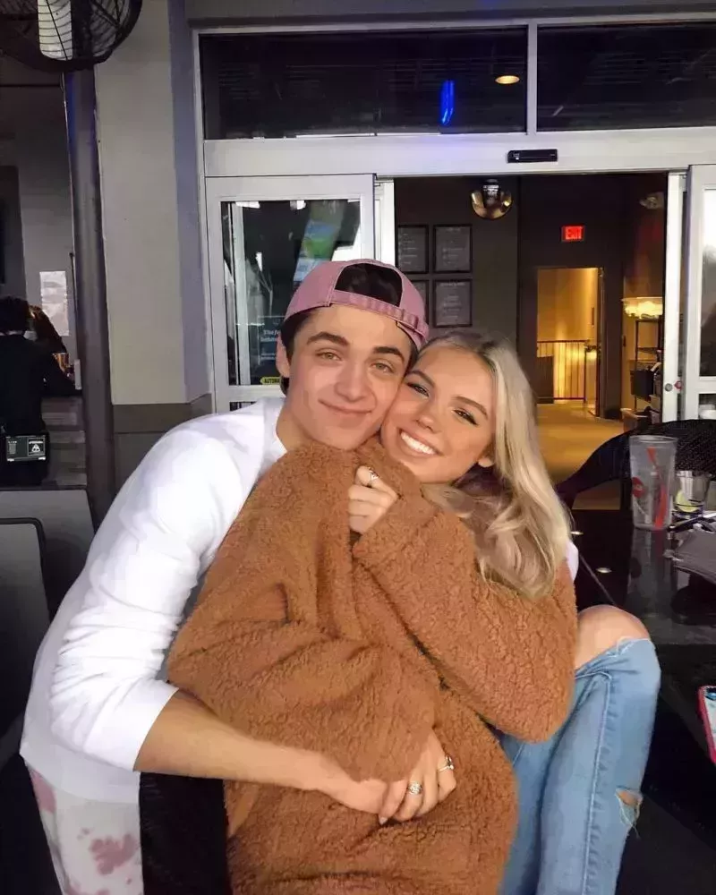 Cronología de la relación entre Asher Angel y Caroline Gregory