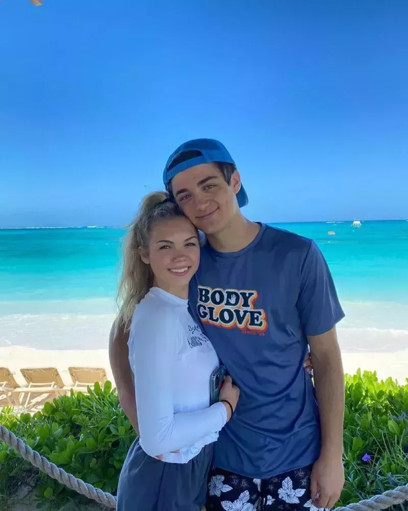 Cronología de la relación entre Asher Angel y Caroline Gregory