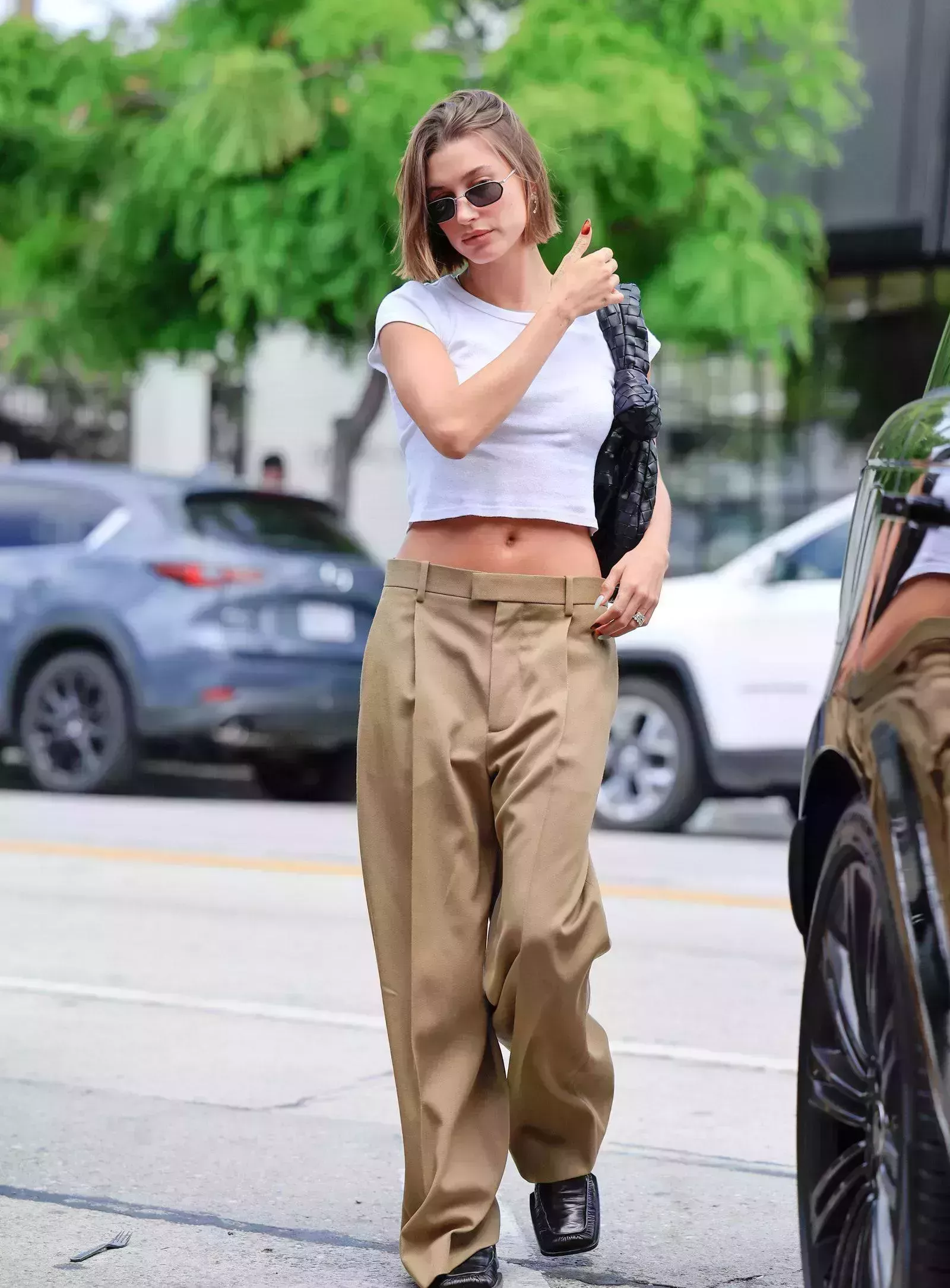 Hailey Bieber ha construido un impecable armario cápsula para el verano