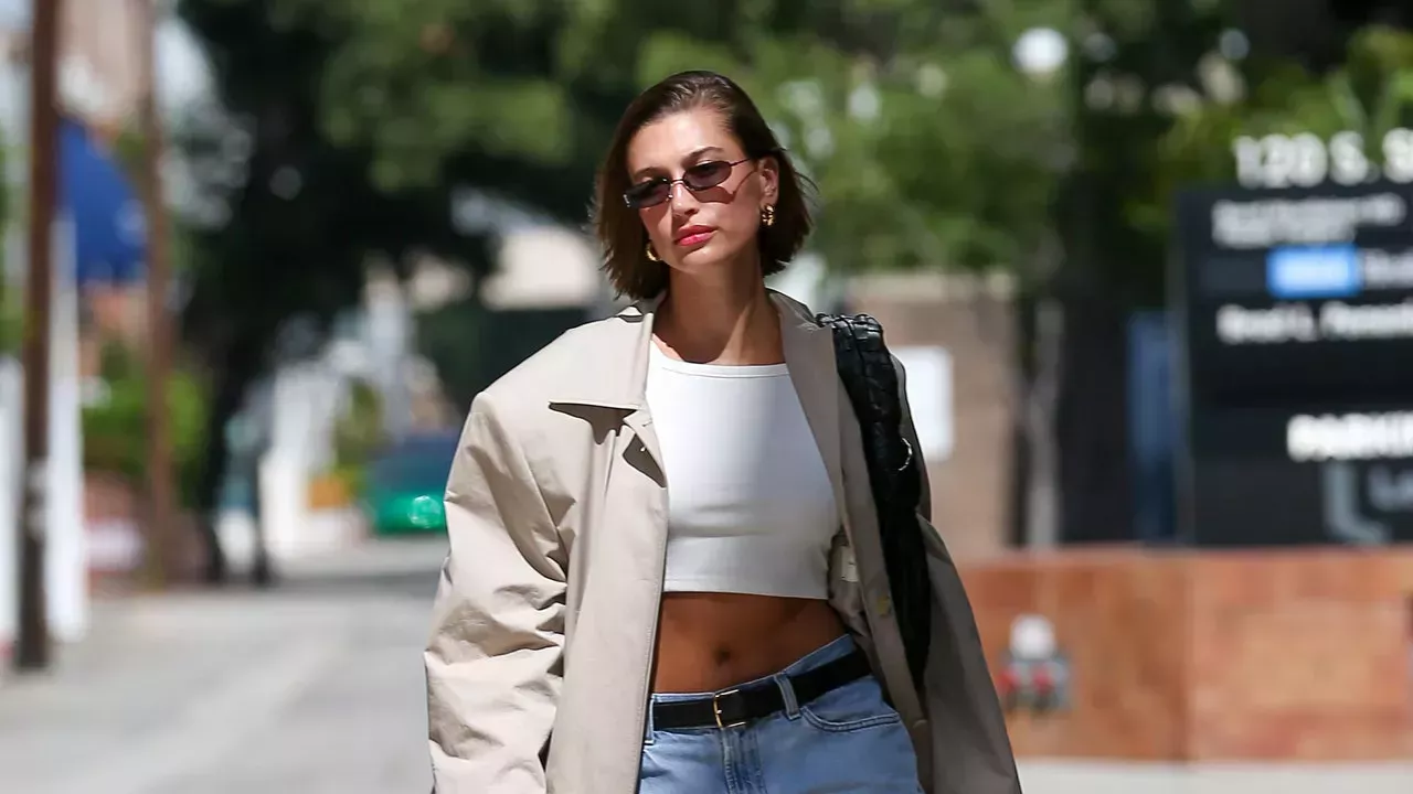 Hailey Bieber ha construido un impecable armario cápsula para el verano