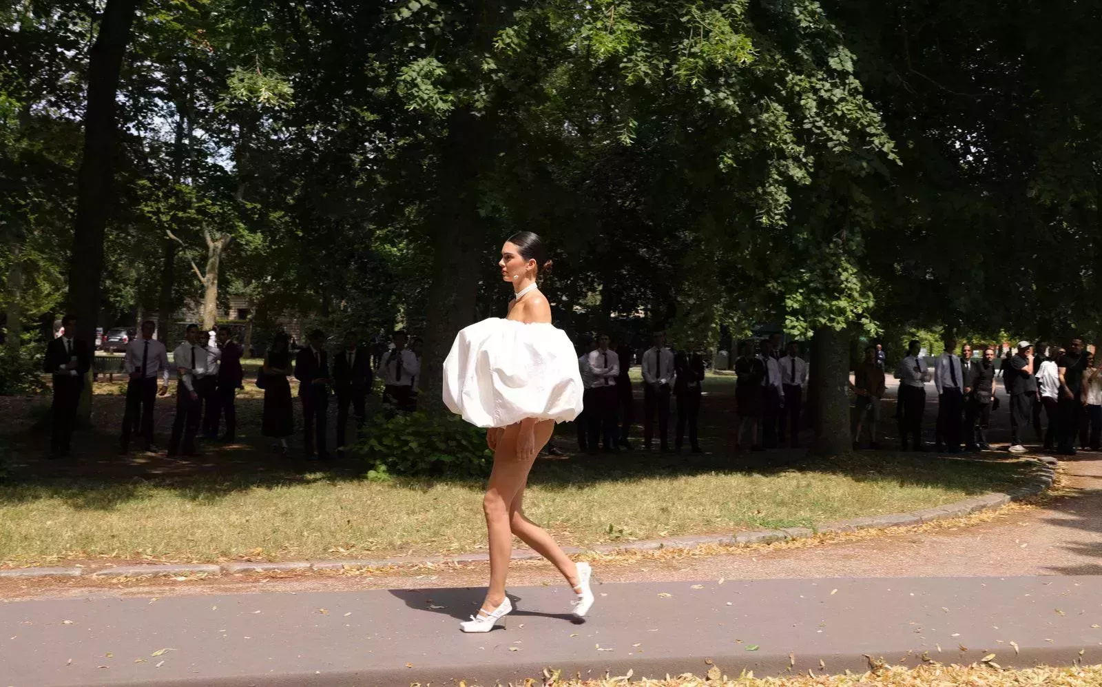 Kendall Jenner fue un pompón flotante sin pantalones en el desfile de Jacquemus