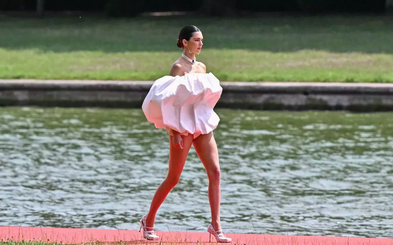 Kendall Jenner fue un pompón flotante sin pantalones en el desfile de Jacquemus