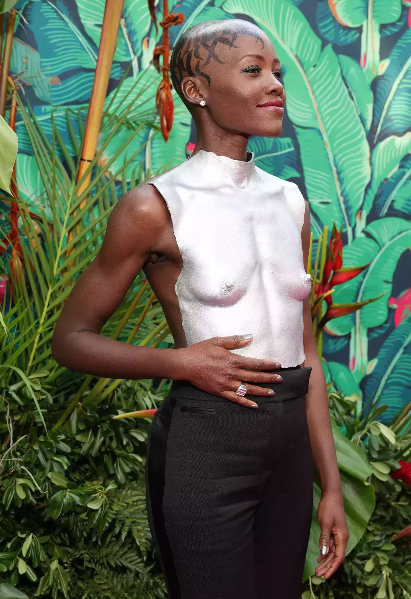 La pechera personalizada de Lupita Nyong'o en los Tonys merece su propio premio