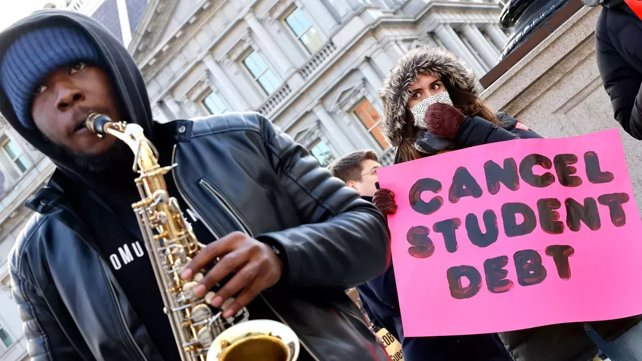 ¿Qué diablos está pasando con la cancelación y los pagos de los préstamos estudiantiles?