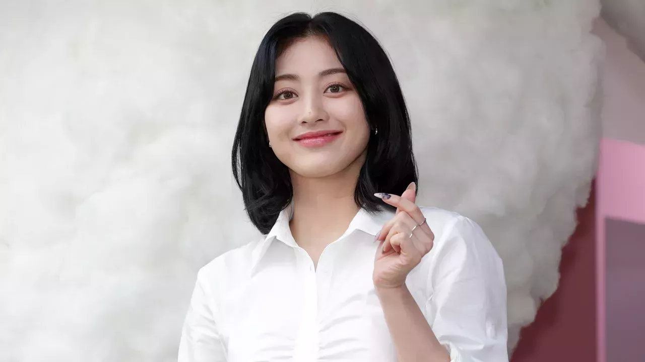 Así es como Jihyo de TWICE lleva la tendencia de no maquillarse