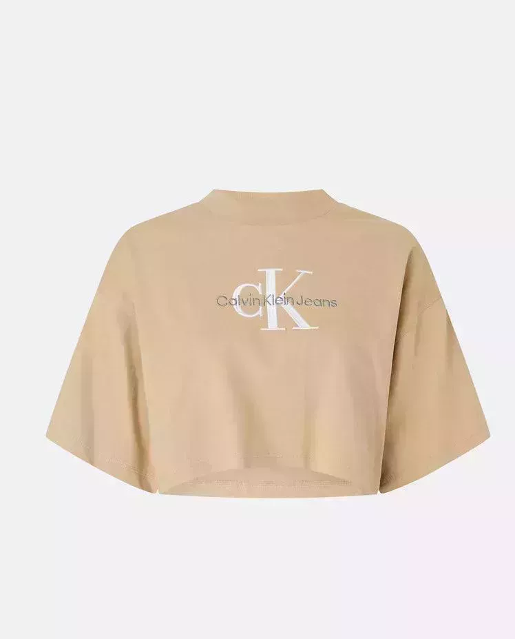 La camiseta con el logo de Hailey Bieber es la antítesis del lujo tranquilo