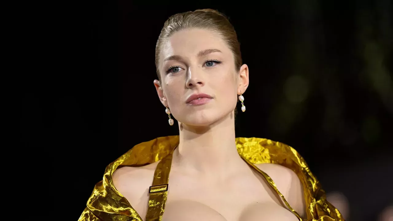 Hunter Schafer abraza la tendencia del sujetador expuesto con una referencia a Los Juegos del Hambre