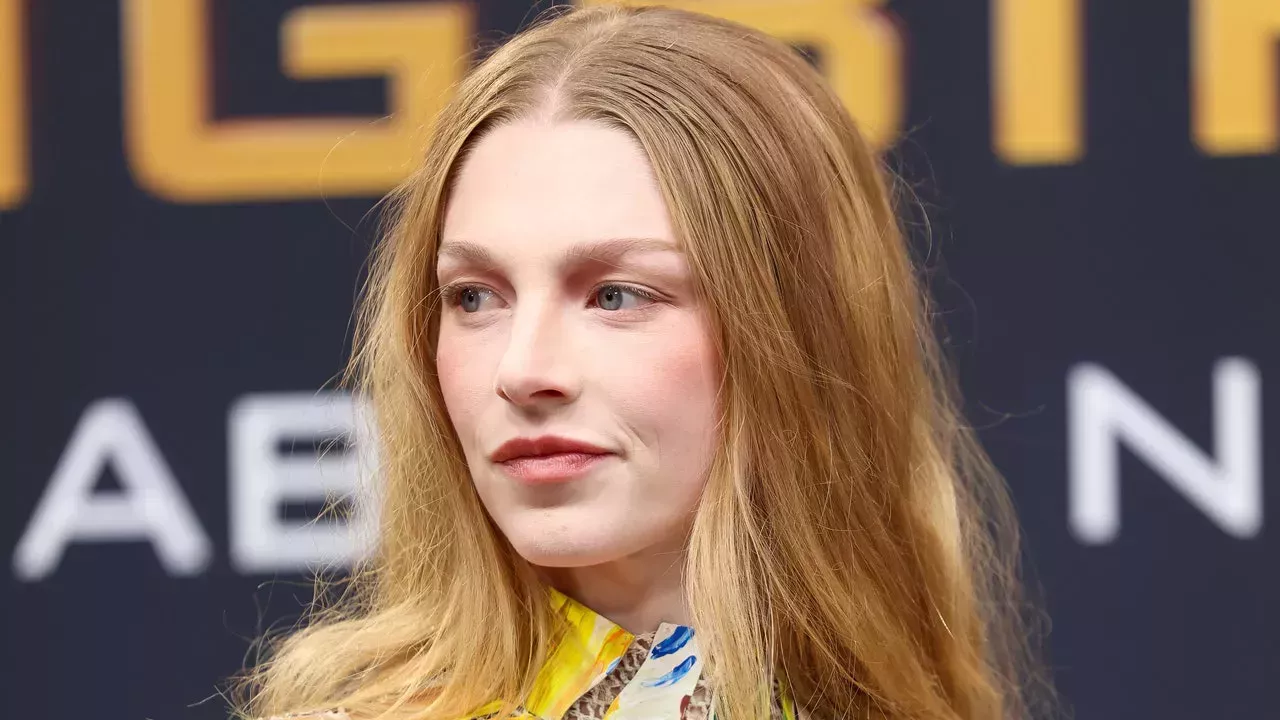 Hunter Schafer lució un pintoresco vestido en el estreno de la secuela de 'Los juegos del hambre'