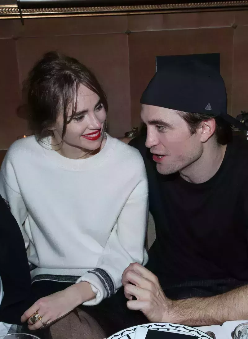 Robert Pattinson, Suki Waterhouse Relación Cronología, Actualizaciones