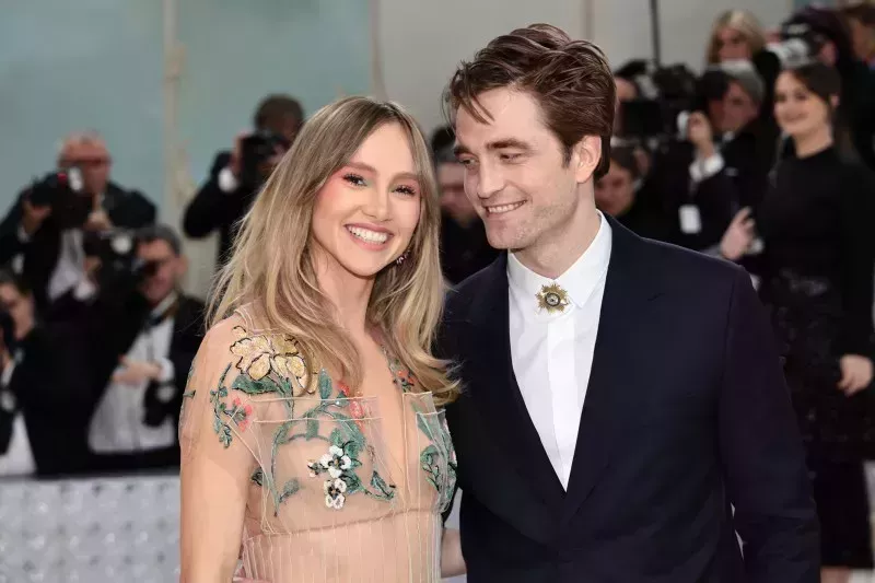 Robert Pattinson, Suki Waterhouse Relación Cronología, Actualizaciones