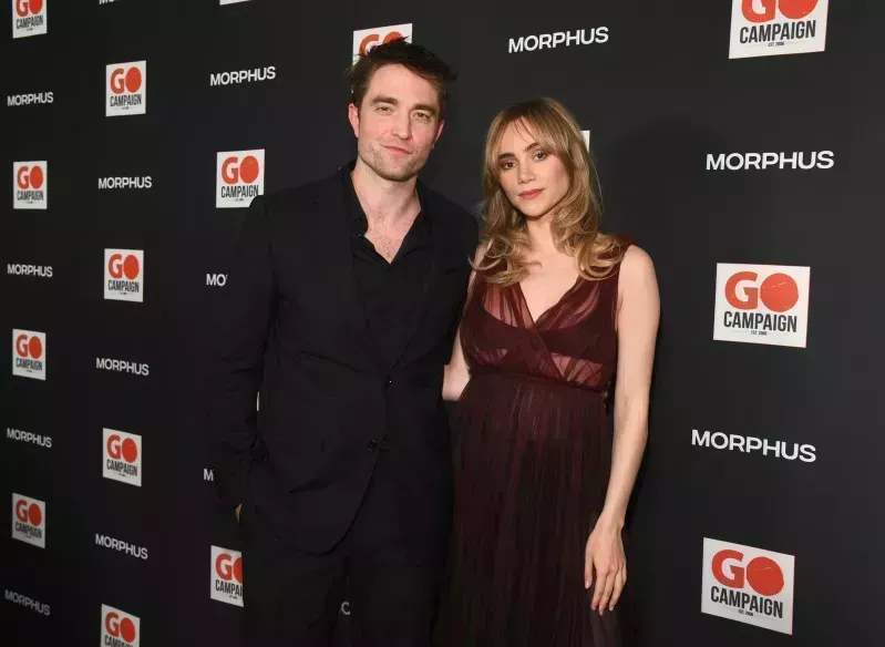 Robert Pattinson, Suki Waterhouse Relación Cronología, Actualizaciones