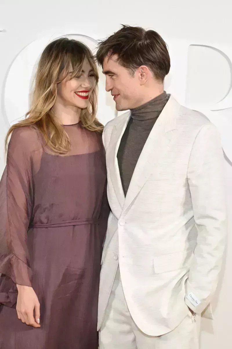 Robert Pattinson, Suki Waterhouse Relación Cronología, Actualizaciones