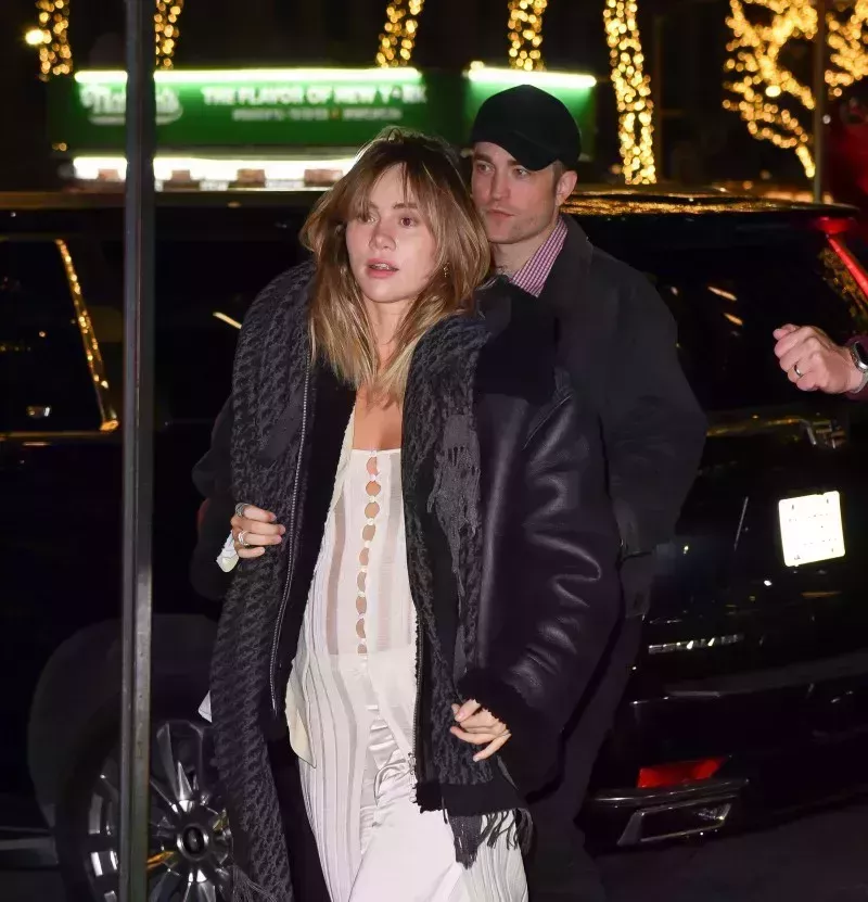 Robert Pattinson, Suki Waterhouse Relación Cronología, Actualizaciones