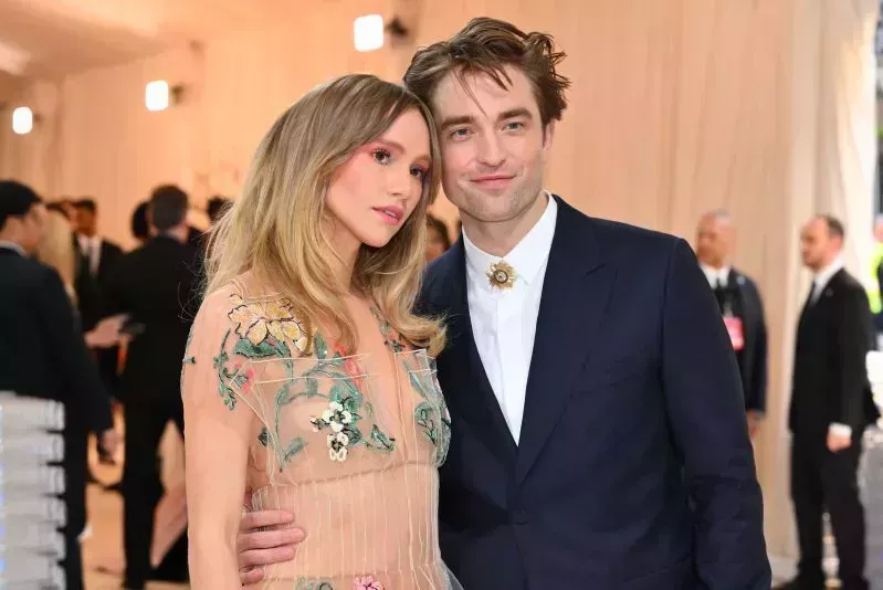 Robert Pattinson, Suki Waterhouse Relación Cronología, Actualizaciones