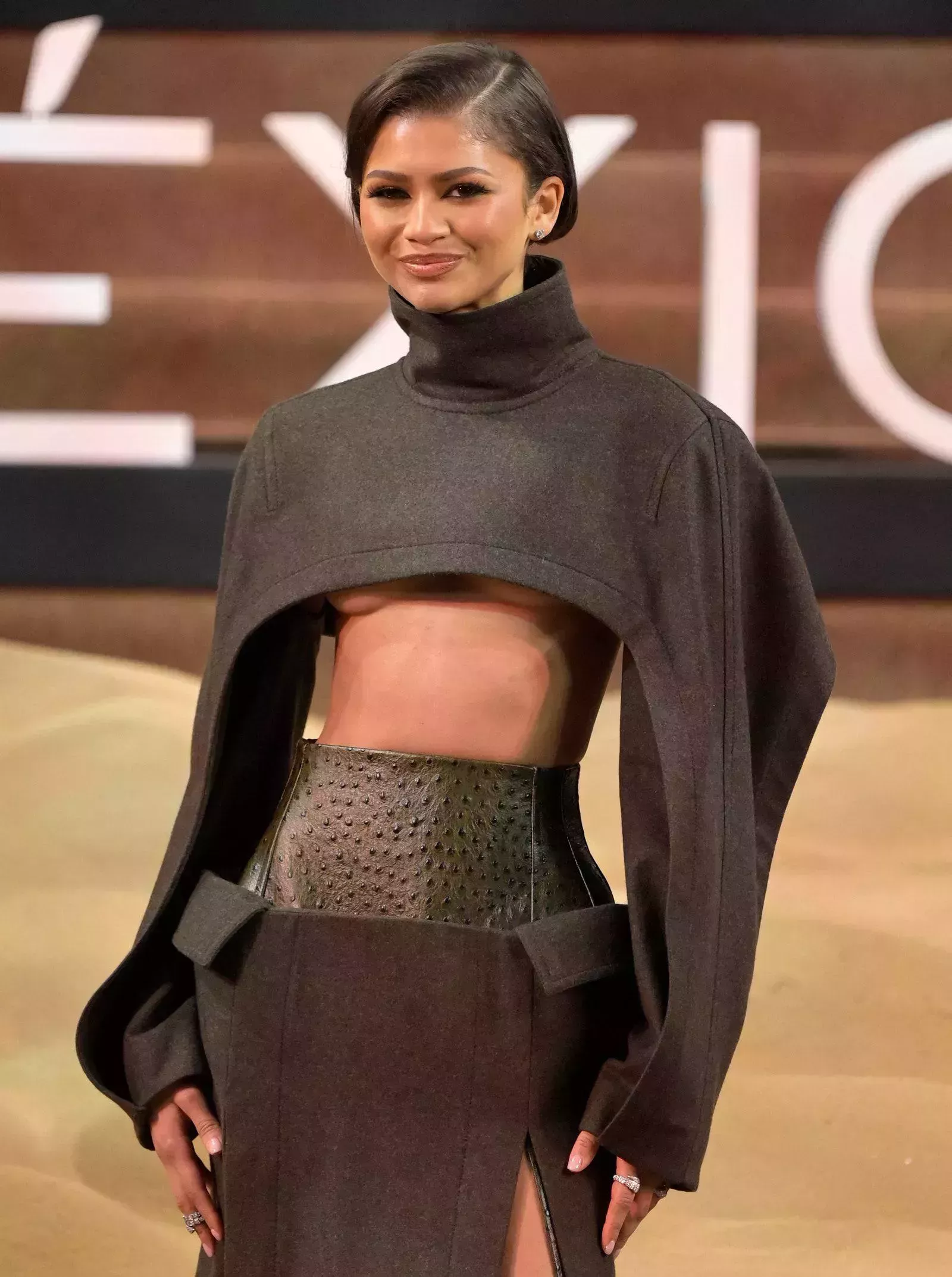 Zendaya lució un top ultra cropped en la alfombra roja