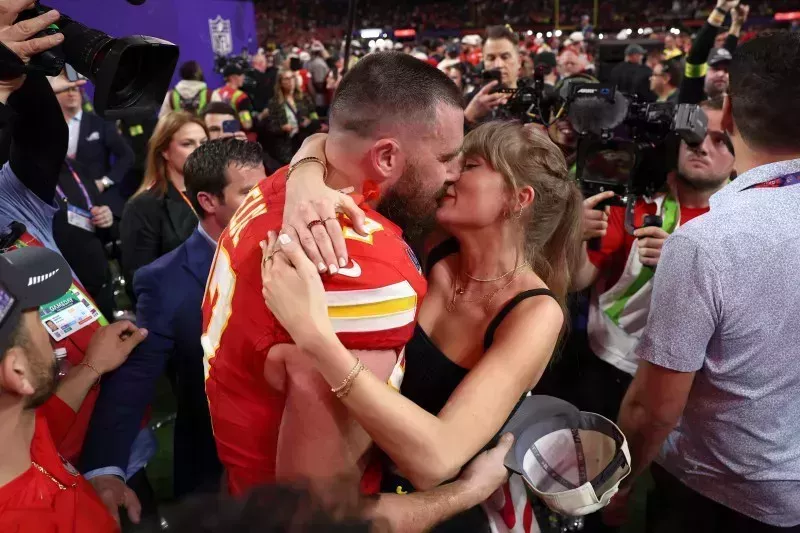 Cada vez que Taylor Swift y Travis Kelce desataron rumores de compromiso