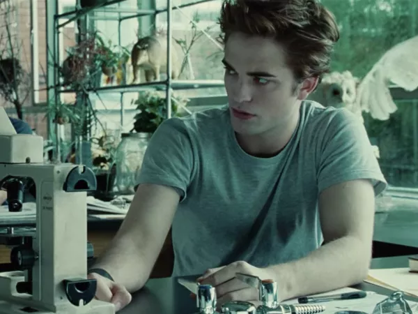 Robert Pattinson como Edward Cullen en 'Twilight.'