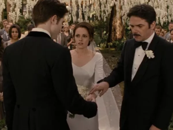 Robert Pattinson como Edward Cullen, Kristen Stewart como Bella Swan, y Billy Burke como Charlie Swan en 'The Twilight Saga: Breaking Dawn, Part 1.'