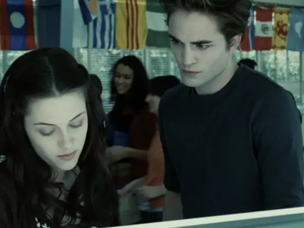 Robert Pattinson como Edward Cullen y Kristen Stewart como Bella Swan en 'Twilight.'