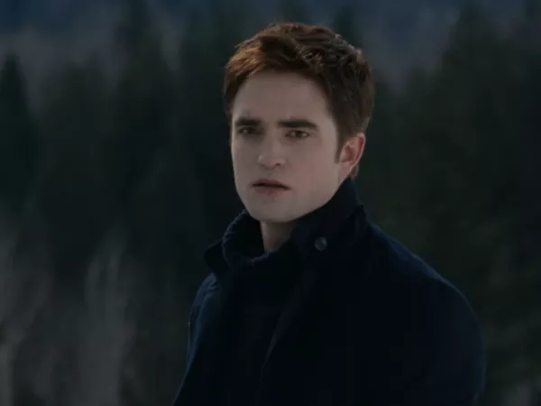 Robert Pattinson como Edward Cullen en 'The Twilight Saga: Breaking Dawn, Part 2.'