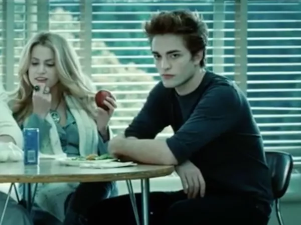 Nikki Reed como Rosalie Hale y Robert Pattinson como Edward Cullen en 'Twilight.'