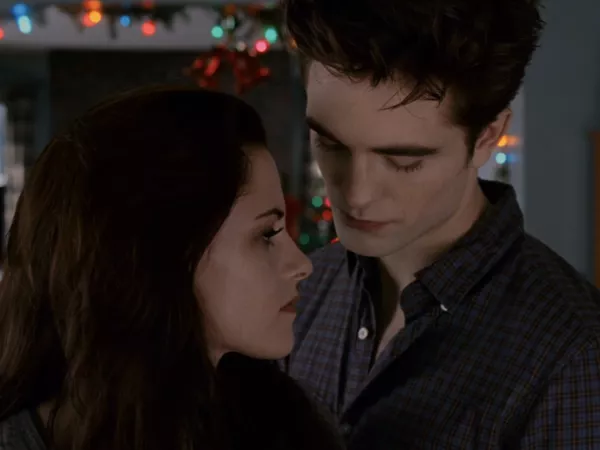 Kristen Stewart como Bella Swan y Robert Pattinson como Edward Cullen en 'The Twilight Saga: Breaking Dawn, Part 2.'