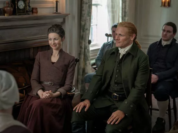 Sam Heughan como Jamie Fraser y Caitríona Balfe como Claire Fraser en 'Outlander' temporada siete. Starz