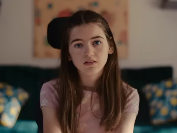 Phoebe-Rae Taylor en 'Out of My Mind.' Disney+