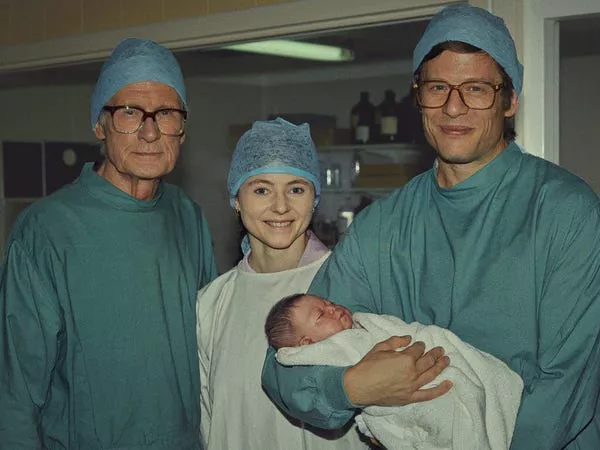 Bill Nighy como Patrick Steptoe, Thomasin McKenzie como Jean Purdy, y James Norton como Robert Edwards en 'Joy' de Netflix. Kerry Brown/Netflix