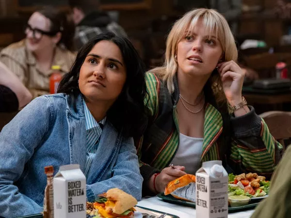 Amrit Kaur como Bela y Reneé Rapp como Leighton en el estreno de la temporada tres de 'The Sex Lives of College Girls.' Tina Thorpe/Max