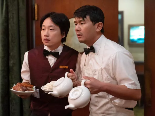 Jimmy O. Yang y Ronny Chieng en 'Interior Chinatown.' Mike Taing/Disney