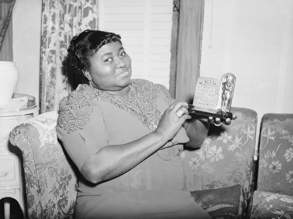 Hattie McDaniel ganó el Oscar a la mejor actriz de reparto en 1940.