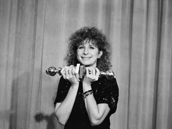 Barbra Streisand ganó Premios Golden Globe a mejor directora (musical o comedia) y mejor actriz (musical o comedia) en 1984.