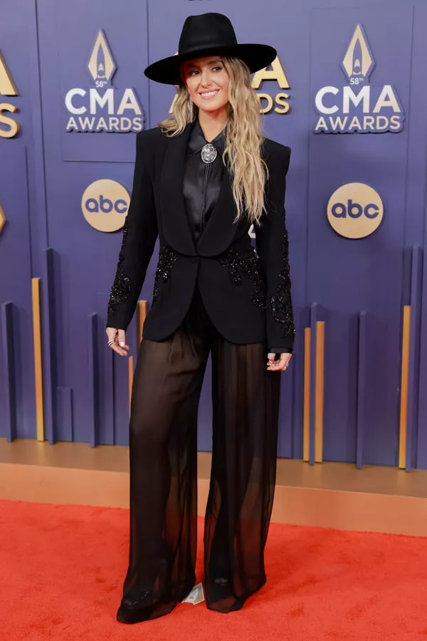 Lainey Wilson asiste a los CMA Awards 2024 en Nashville