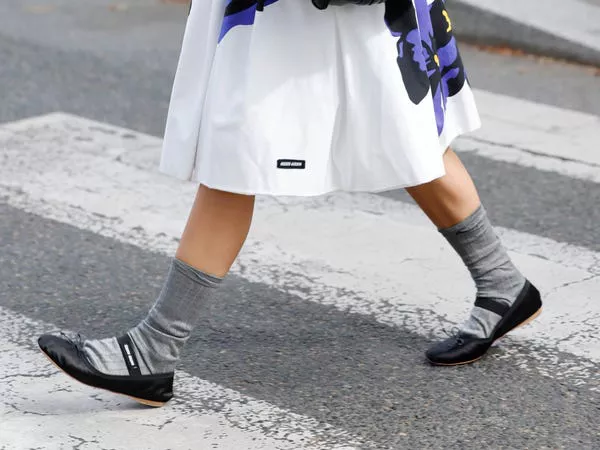 Combinar los Mary Janes con calcetas puede ayudar a adaptarlos al invierno.