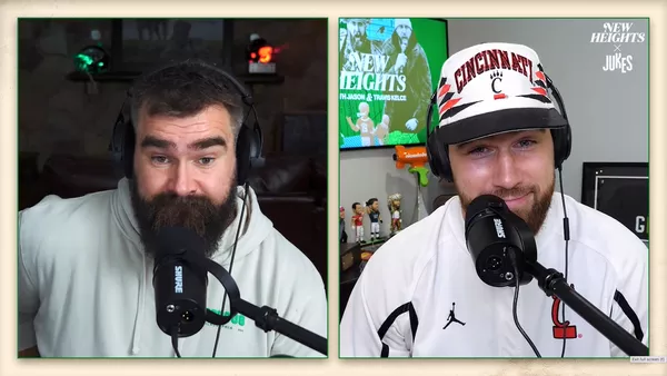 Jason y Travis Kelce en su pódcast