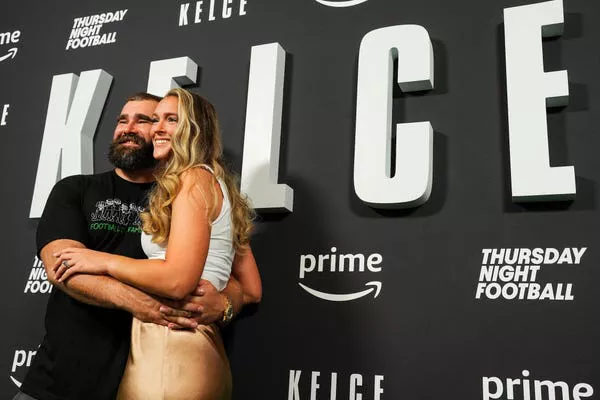 Jason Kelce con su esposa, Kylie