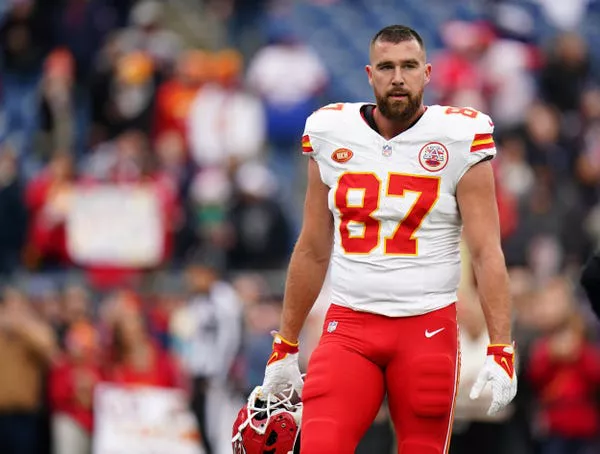 Travis Kelce con varias marcas