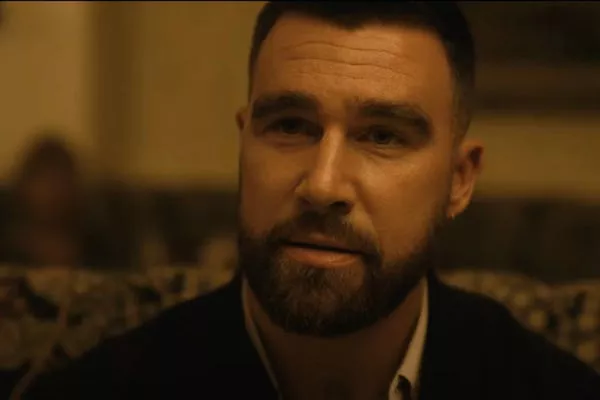 Travis Kelce en el tráiler de Grotesquerie