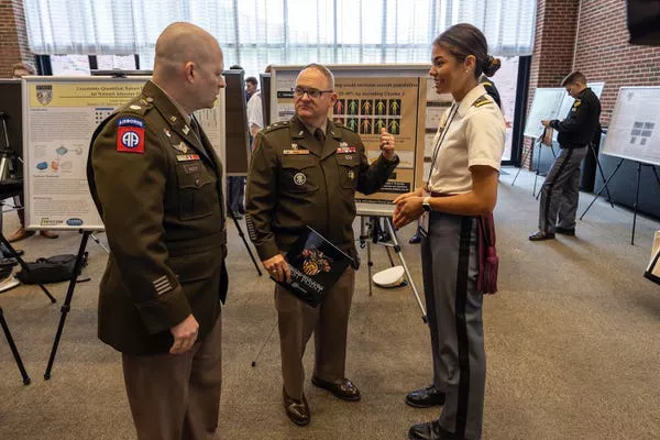 Cooper se graduó en el 5% superior de su clase en West Point.