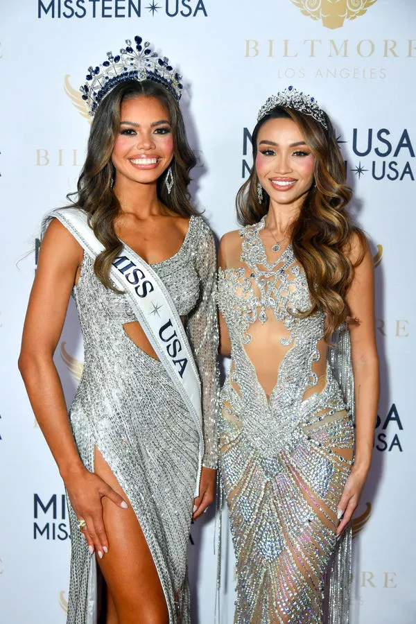 Miss USA 2024 Alma Cooper con Savannah Gankiewicz en el certamen de Miss USA 2024.